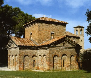 L’esterno del Mausoleo di Galla Placidia, risalente alla prima metà del V secolo, uno dei monumenti simbolo della città di Ravenna.